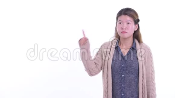 穿着衣服的年轻亚洲女人指指点点听到冬天的坏消息视频的预览图