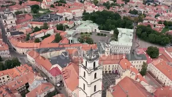 维尔纽斯立陶宛2019年7月在圣约翰教堂和总统官邸附近钟楼的空中俯视视频的预览图