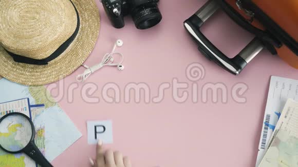 顶部的双手躺在粉红色的桌子上上面写着巴黎视频的预览图