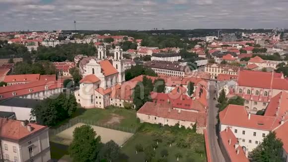 维尔纽斯立陶宛2019年7月鸟瞰圣凯瑟琳教堂和维尔纽斯老市中心的屋顶视频的预览图