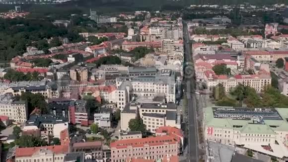 维尔纽斯立陶宛2019年7月空中无人机对维尔纽斯房屋屋顶和城市景观的看法视频的预览图