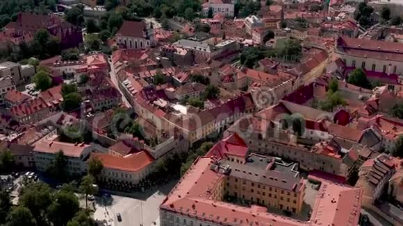 维尔纽斯立陶宛2019年7月鸟瞰古维尔纽斯哥特式巴洛克式和古代建筑的屋顶视频的预览图