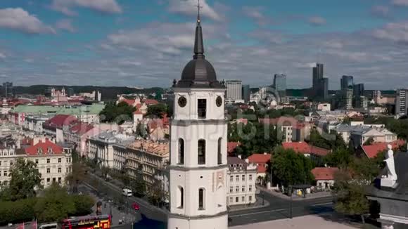 维尔纽斯立陶宛2019年7月鸟瞰钟楼塔下城堡在大教堂广场在维尔纽斯视频的预览图