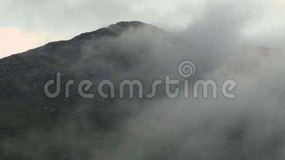 雾迷山峰视频的预览图