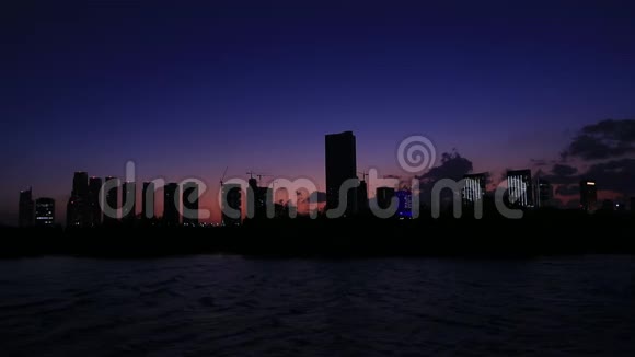 阿布扎比城市景观阿尔雷姆岛日落后建筑物的轮廓与天空视频的预览图