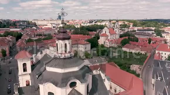 维尔纽斯立陶宛2019年7月鸟瞰圣教堂维尔纽斯老市中心的精神和俯视视频的预览图
