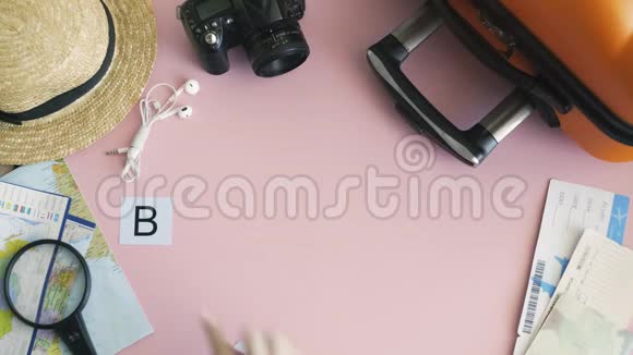 顶部的双手躺在粉红色的桌子上字曼谷视频的预览图