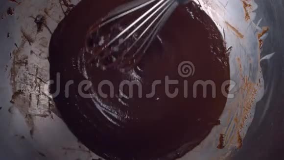 从搅拌器中流出的融化巧克力视频的预览图