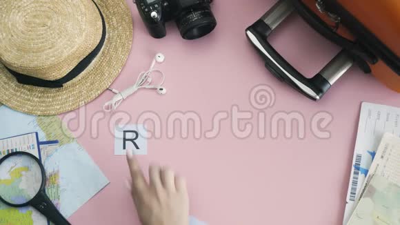 顶部的双手躺在粉红色的桌子上字ROM视频的预览图