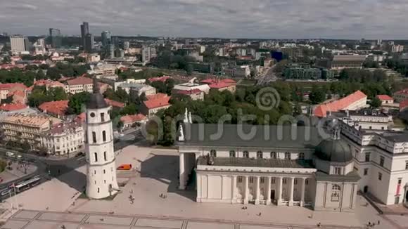 维尔纽斯立陶宛2019年7月大教堂屋顶钟楼和维尔纽斯市中心的空中俯视视频的预览图