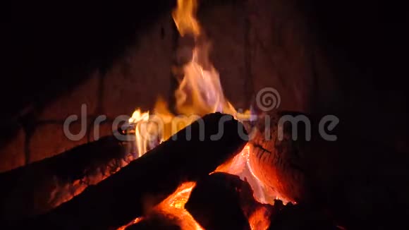在家里的舒适的壁炉里燃烧木材视频的预览图