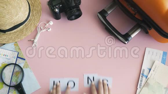 顶景双手躺在粉红色的书桌上视频的预览图