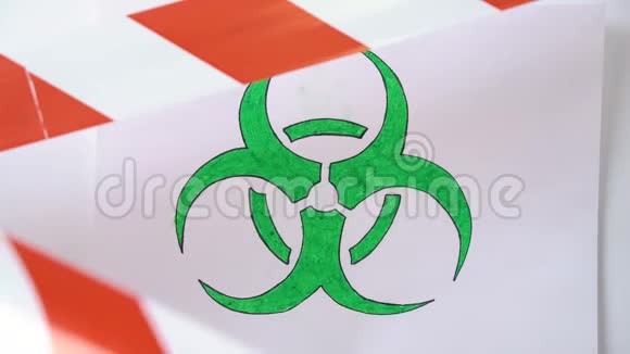 绿色和白色生物危险标志生物威胁警报与信号带在墙上视频的预览图