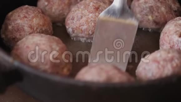 家庭烹饪在铸铁锅中用葵花籽油烤肉丸视频的预览图