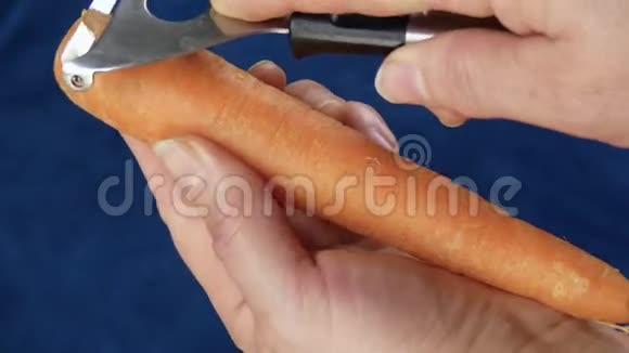 用蔬菜剥皮剥胡萝卜视频的预览图