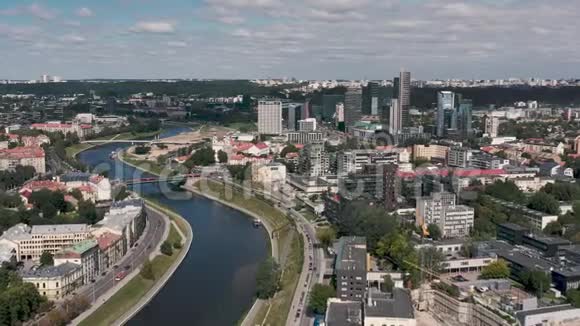 维尔纽斯立陶宛2019年7月涅里斯河穿越维尔纽斯的工业和古老地区的空中景观视频的预览图