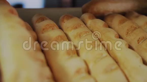 一家超市商场的面包店货架上摆着一大堆新鲜面包在杂货店购物卖食物和食物视频的预览图