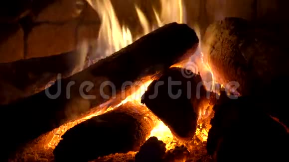 在家里的舒适的壁炉里燃烧木材视频的预览图