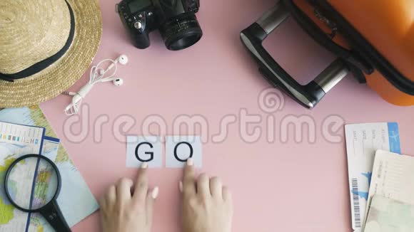 上面的双手放在粉色桌子上视频的预览图