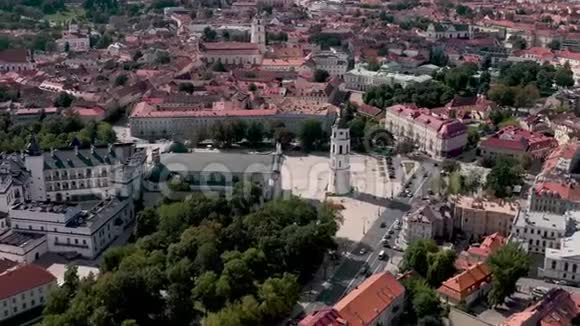 维尔纽斯立陶宛2019年7月钟楼大教堂广场和维尔纽斯老城屋顶的空中景观视频的预览图