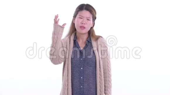 穿着衣服的年轻亚洲女人在冬天脖子疼视频的预览图