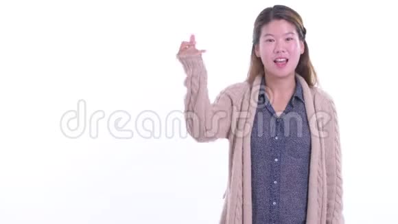 快乐的年轻亚洲女人拍着手指惊讶地准备过冬视频的预览图