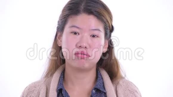 一位压力重重的年轻亚洲女性在冬天显得无聊和疲惫视频的预览图