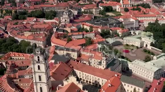 维尔纽斯立陶宛2019年7月空中无人机在旧市中心和古老的教堂和教堂的屋顶视图视频的预览图