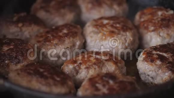 家庭烹饪在铸铁锅中用葵花籽油烤肉丸视频的预览图