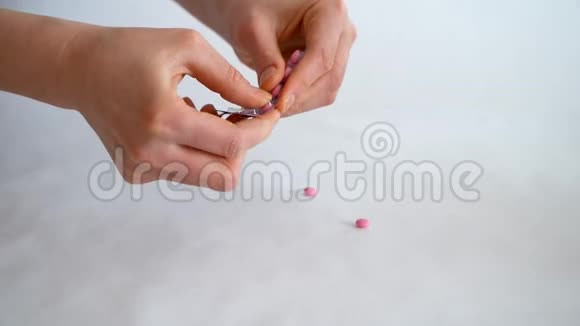 女性手拿维生素片视频的预览图