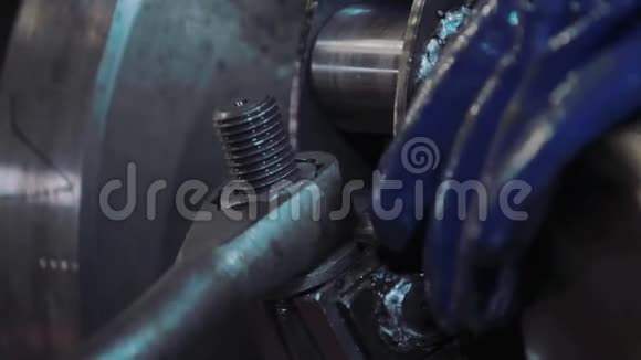 工人用金属扳手紧固螺栓金属加工数控铣床在工厂生产金属细节工人视频的预览图