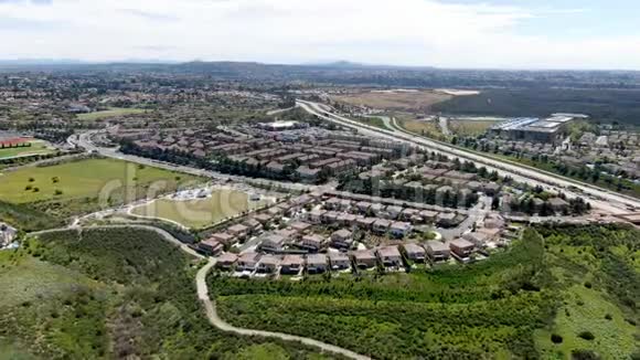 加州圣地亚哥托里希兰的住宅小区的鸟瞰图视频的预览图