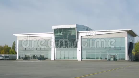 机场大楼的正面视频的预览图
