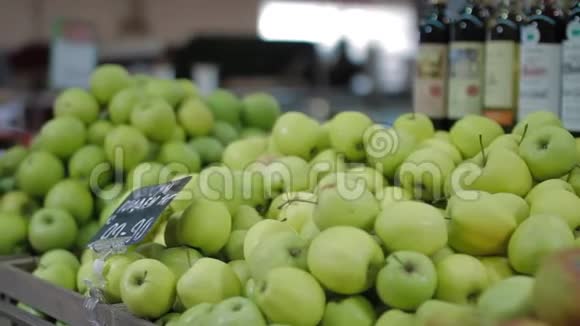一堆绿色的苹果超市市场上漂亮的成熟苹果健康天然的食物素食主义视频的预览图