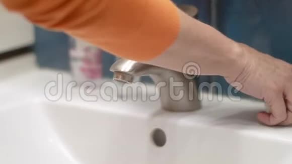 女人洗她的手卫生程序视频的预览图