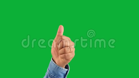来自不同前缩的雄性手在色度上竖起大拇指的手势视频的预览图