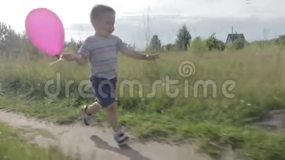 一个带气球的小男孩视频的预览图