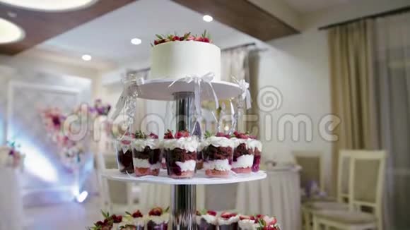 糖果棒蛋糕上有小东西上面装饰着白色奶油和浆果视频的预览图