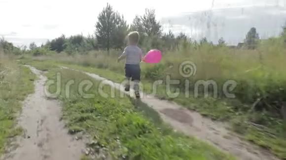 一个带气球的小男孩视频的预览图