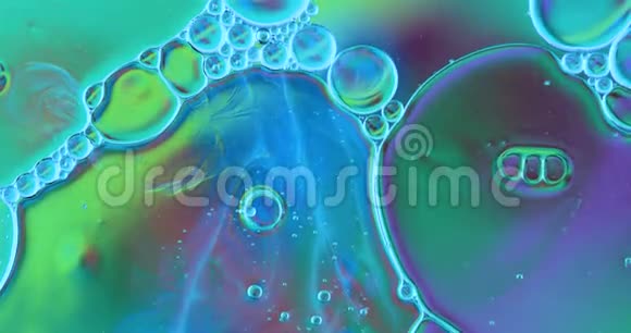 在液体中运动氧气泡视频的预览图