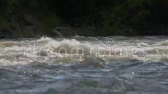 一条浑浊的山河破碎河流喷射视频的预览图