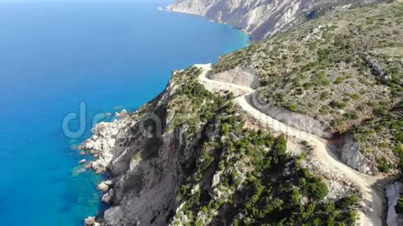 鸟瞰爱奥尼亚海岩石海岸视频的预览图