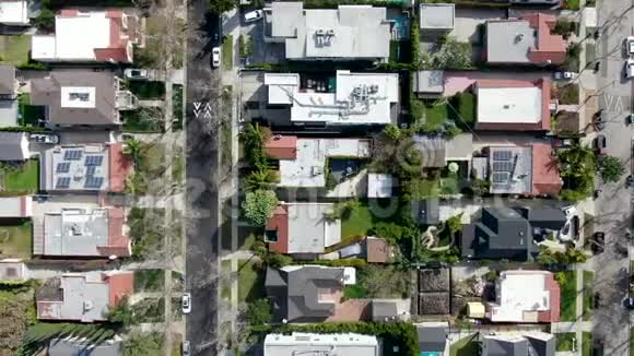洛杉矶市中心有大房子和小街的富裕地区的空中俯视图视频的预览图
