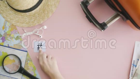 顶部的双手躺在粉红色的桌子上上面写着LASVEGAS视频的预览图