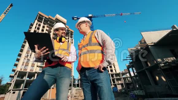 男工程师在建筑工地操作笔记本电脑视频的预览图