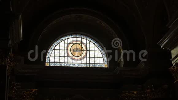 教堂装饰的玻璃窗视频的预览图