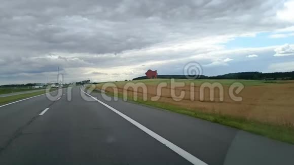 在白俄罗斯的高速公路上一辆汽车的挡风玻璃被击中背景是天空和视频的预览图