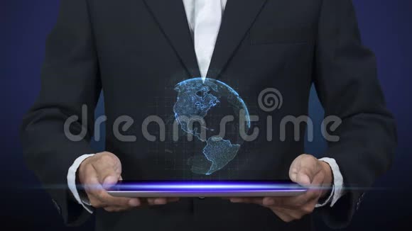 4K商人穿着黑色西装手持平板电脑蓝色数字全息图上面围绕着平板电脑屏幕视频的预览图