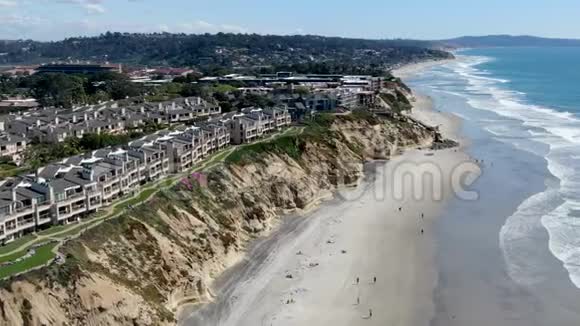 鸟瞰索拉纳海滩与太平洋沿海城市圣地亚哥县加利福尼亚州美国视频的预览图