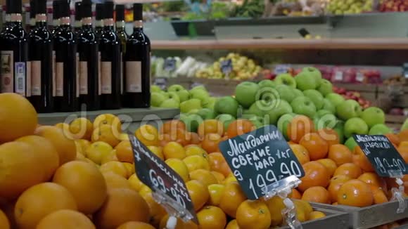不同的水果橘子菠萝樱桃鳄梨葡萄芒果和苹果在超市市场健康和健康视频的预览图